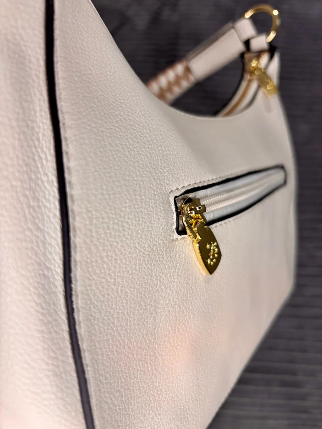 Bolsa Feminina Hobo Estruturada com Alça Trançada e Detalhes Dourados Modelo Brisa de Búzios